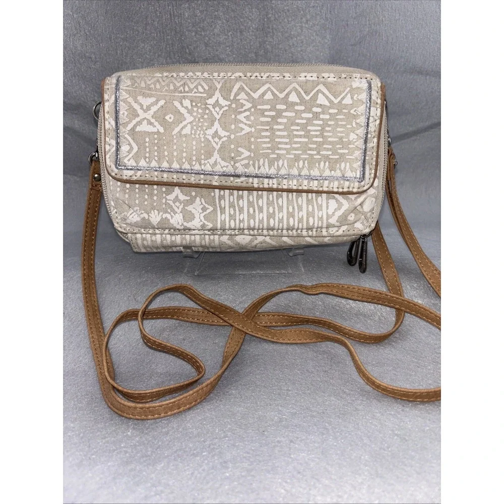 Sakroots LUNA Zip Around‎ Wallet Wristlet Crossbody Smartphone Holder Tan White